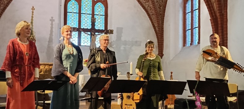 Ensemble SONORO - CONSORT mit M. Ebert (voc., perc., conf.), A. Schnell (H&uuml;mmelchen, Gemshorn, bfl., voc.) H. Juch (va.), Dr. G. Nonnemann (lt. git.), S. B&ouml;hme (nyck., vl., blf., conf.), &copy; Dr. F. Lempe
