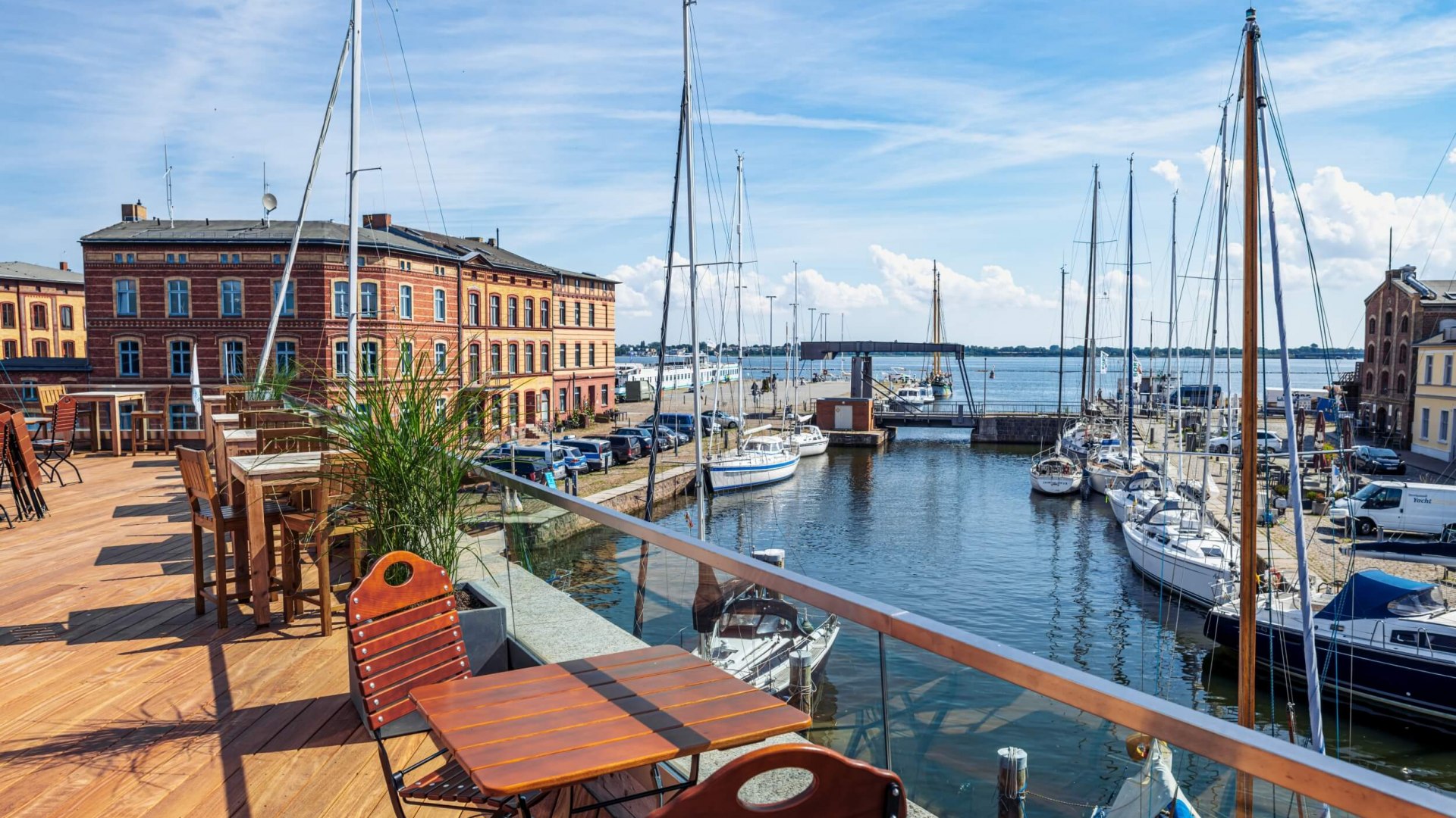 Kurze Kaffeepause am Fährkanal, dann geht’s weiter zum Bummel durch die Altstadt. Die ist schließlich UNESCO-Welterbe // © MV-T/Tiemann Kurze Kaffeepause am Fährkanal, dann geht’s weiter zum Bummel durch die Altstadt. Die ist schließlich UNESCO-Welterbe // © MV-T/Tiemann