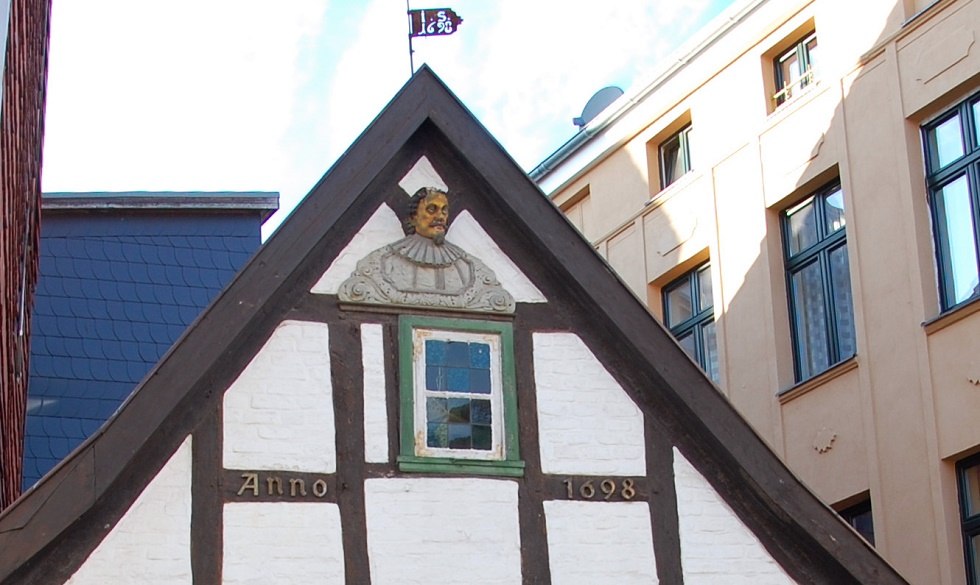 Het jaartal en het hoofd sieren de gevel van het commodehuis. // &copy; Gabriele Skorupski