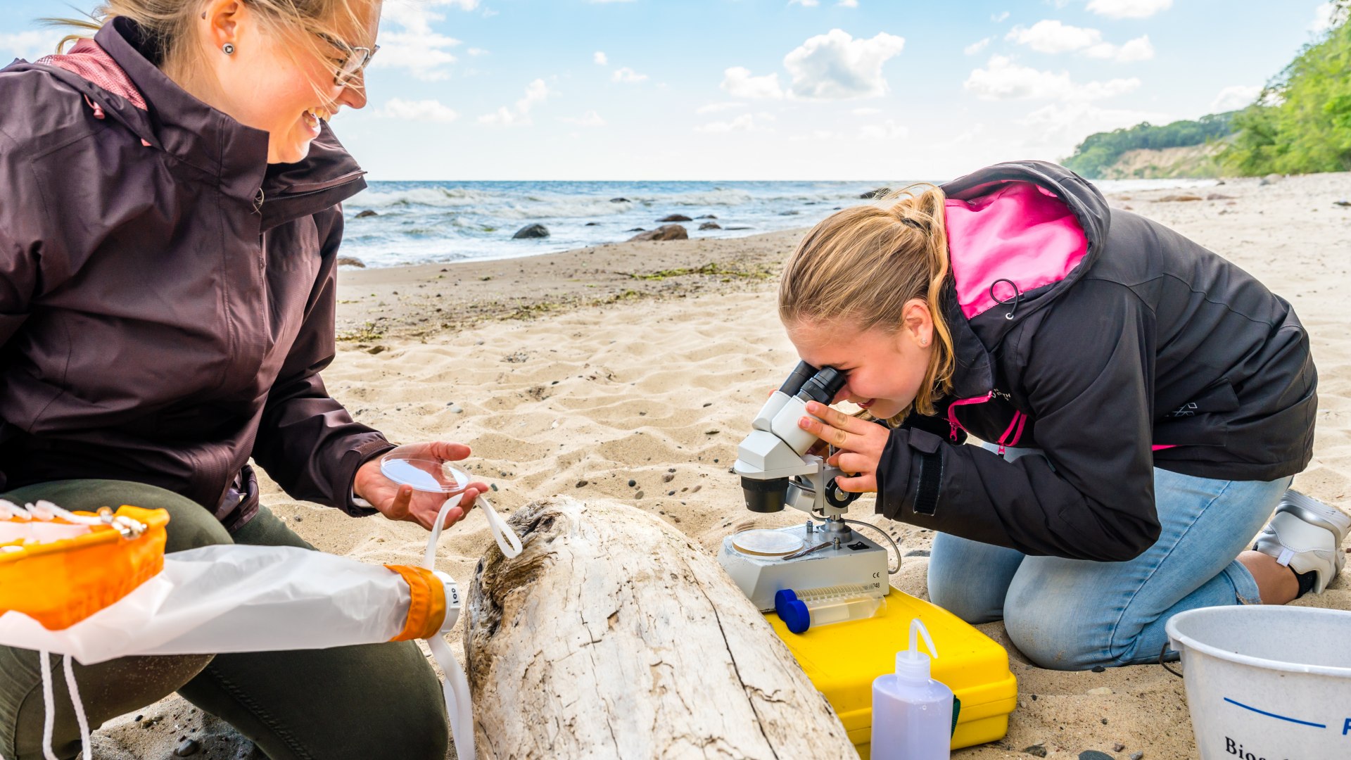 Unter dem Binokular werden in der Wasserprobe Rädertierchen und Wirbellose sichtbar. „Man muss die Natur verstehen, um sie schützen zu können“, sagt Alexandra Hanusch., © TMV/Tiemann Unter dem Binokular werden in der Wasserprobe Rädertierchen und Wirbellose sichtbar. „Man muss die Natur verstehen, um sie schützen zu können“, sagt Alexandra Hanusch., © TMV/Tiemann