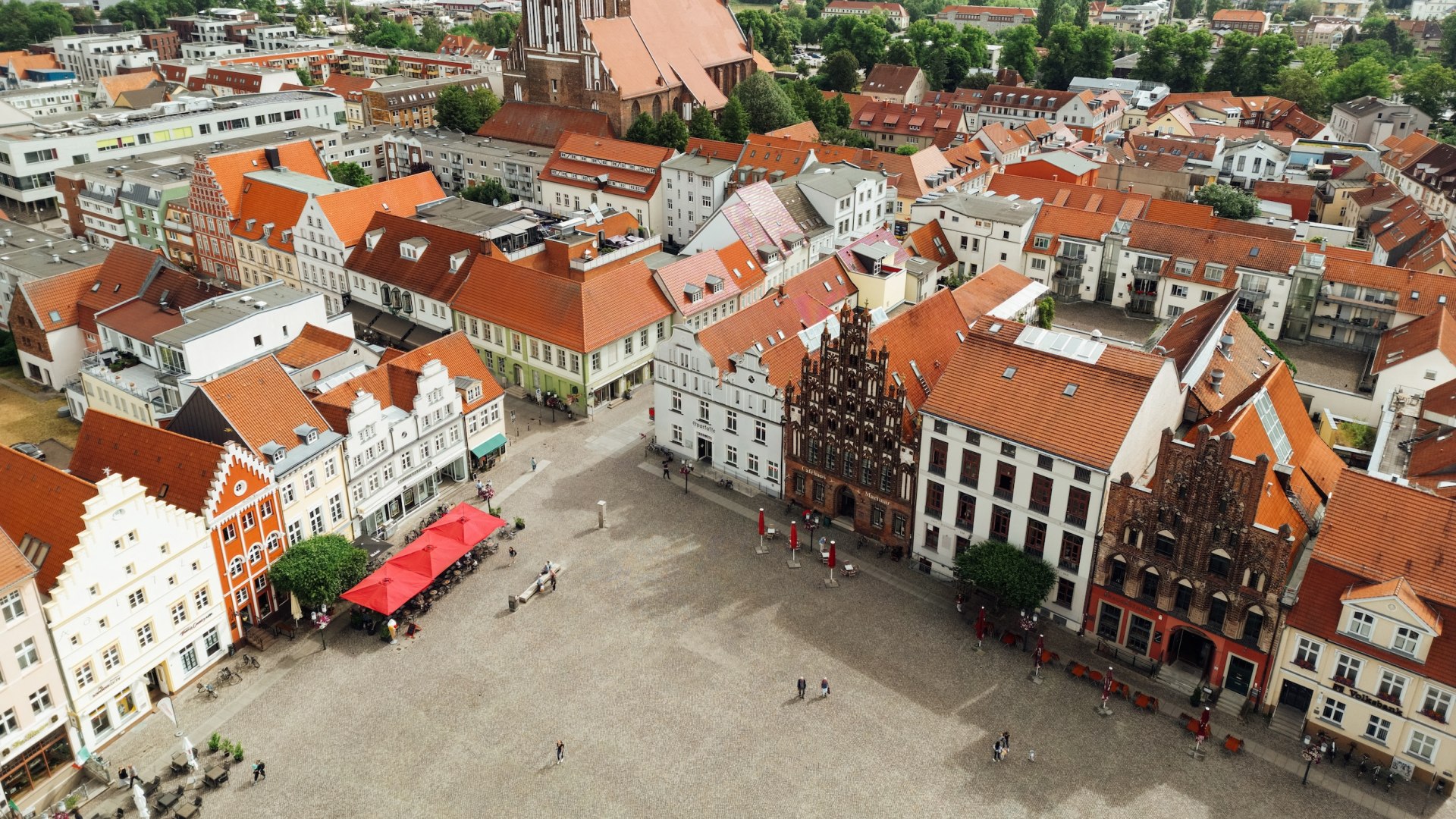 Greifswald ist Friedrichs Heimatstadt und viele seiner Motive lassen sich noch heute hier entdecken., © TMV/Gross Der Marktplatz in Greifswald aus der Luft