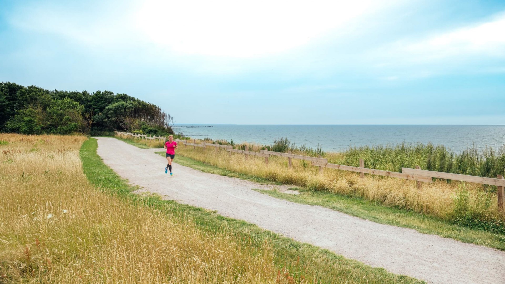 Joggerin läuft an der Steilküste von Fischland-Darß-Zingst // Diese Weite, diese Luft, dieses Meer - Joggen in der Natur ist Annes Lebenselixier. // © MV-T/Tiemann Joggerin läuft an der Steilküste von Fischland-Darß-Zingst