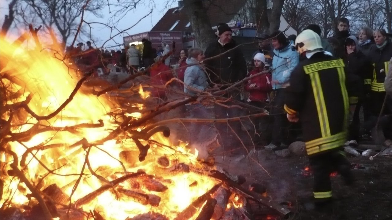 Paasvuur met de brandweervereniging van Lohme en de vrijwillige brandweer van Lohme // &copy; Touristik Lohme