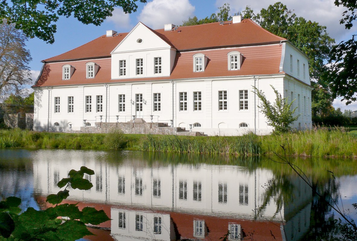 Buitenaanzicht van jachthuis Kotelow // &copy; Jagdschloss Kotelow