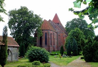 Au&szlig;enansicht der Kirche // &copy; Sabrina Wittkopf-Schade