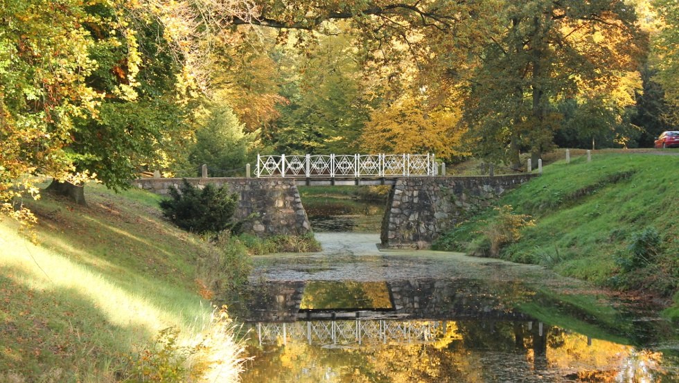 Parkbr&uuml;cke im Herbst // &copy; Barockschlo&szlig; zu Griebenow e.V.