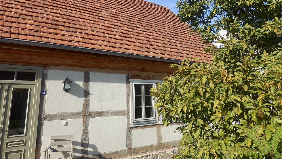 Straßenfront mit wiederhergestellter Fensteraufteilung und alten Dachsteinen, © Anne Lierow Straßenfront mit wiederhergestellter Fensteraufteilung und alten Dachsteinen, © Anne Lierow