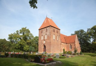 Umgeben von einem Friedhof: die Kirche in Groß Eichsen. // © Frank Burger Umgeben von einem Friedhof: die Kirche in Groß Eichsen. // © Frank Burger