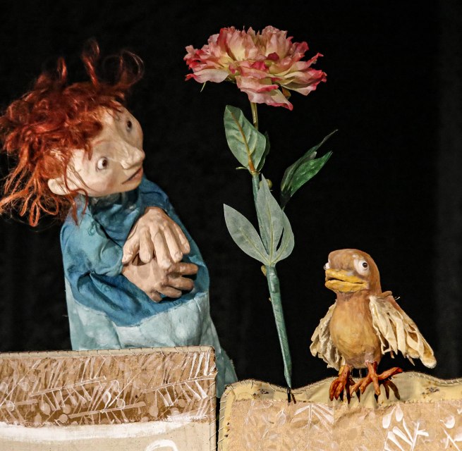 Bild einer Szene aus dem St&uuml;ck mit der kleinen Frau, einer Blume und einem Vogel // &copy; Klaus Schiebold