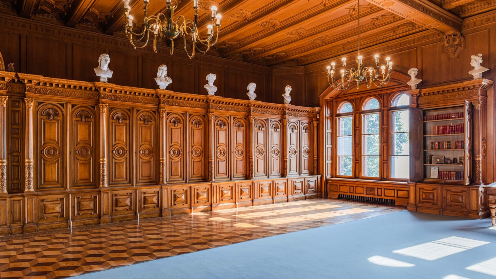 Wenn man am richtigen Regal zieht, öffnet sich in der Bibliothek des Schweriner Schlosses ein versteckter Gang zum Schlafgemach der Großherzogin - das Bibliothekszimmer im Schloss Schwerin. // Wenn man am richtigen Regal zieht, öffnet sich in der Bibliothek des Schweriner Schlosses ein versteckter Gang zum Schlafgemach der Großherzogin // © MV-T/Tiemann Wenn man am richtigen Regal zieht, öffnet sich in der Bibliothek des Schweriner Schlosses ein versteckter Gang zum Schlafgemach der Großherzogin - das Bibliothekszimmer im Schloss Schwerin.