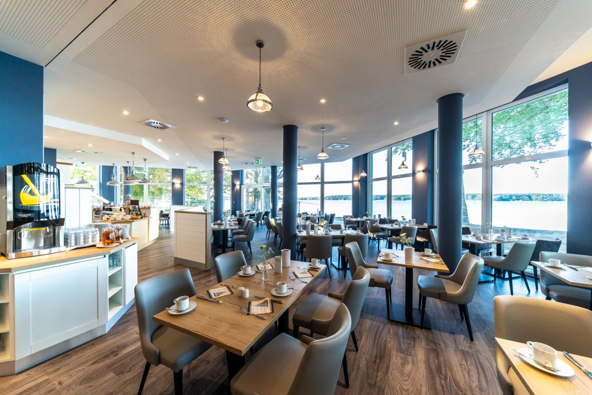 Frühstücksrestaurant mit Panoramablick auf die Müritz // © DOMUSimages Frühstücksrestaurant mit Panoramablick auf die Müritz // © DOMUSimages