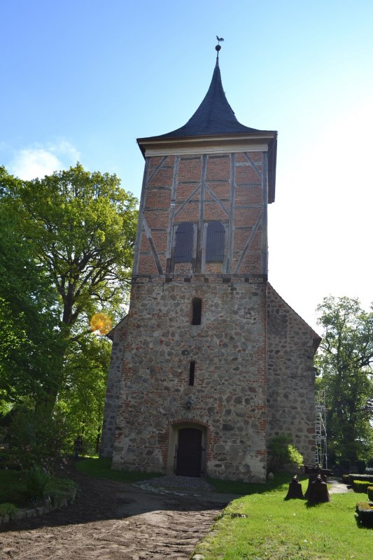 Der Kirchturm - so läuft man auf die Kirche zu. // © Lutz Werner Der Kirchturm - so läuft man auf die Kirche zu. // © Lutz Werner