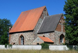 Au&szlig;enansicht der Kirche Stoltenhagen // &copy; Sabrina Wittkopf-Schade