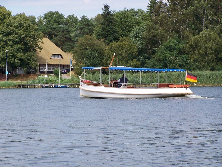 Barkasse Regulus vor der Burgwallinsel, © Jana Koch Barkasse Regulus vor der Burgwallinsel, © Jana Koch