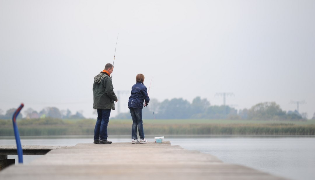 Vater und Sohn angeln gemeinsam am Eixener See im Landkreis Vorpommern-Rügen., © MV-T/Foto@Andreas-Duerst.de Vater und Sohn angeln gemeinsam am Eixener See im Landkreis Vorpommern-Rügen., © MV-T/Foto@Andreas-Duerst.de