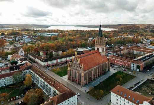 Ein Blick über die Altstadt von Neubrandenburg mit Blick auf die Konzertkirche und im Hintergrund der Tollensesee. // © MV-T/Petermann Ein Blick über die Altstadt von Neubrandenburg mit Blick auf die Konzertkirche und im Hintergrund der Tollensesee.