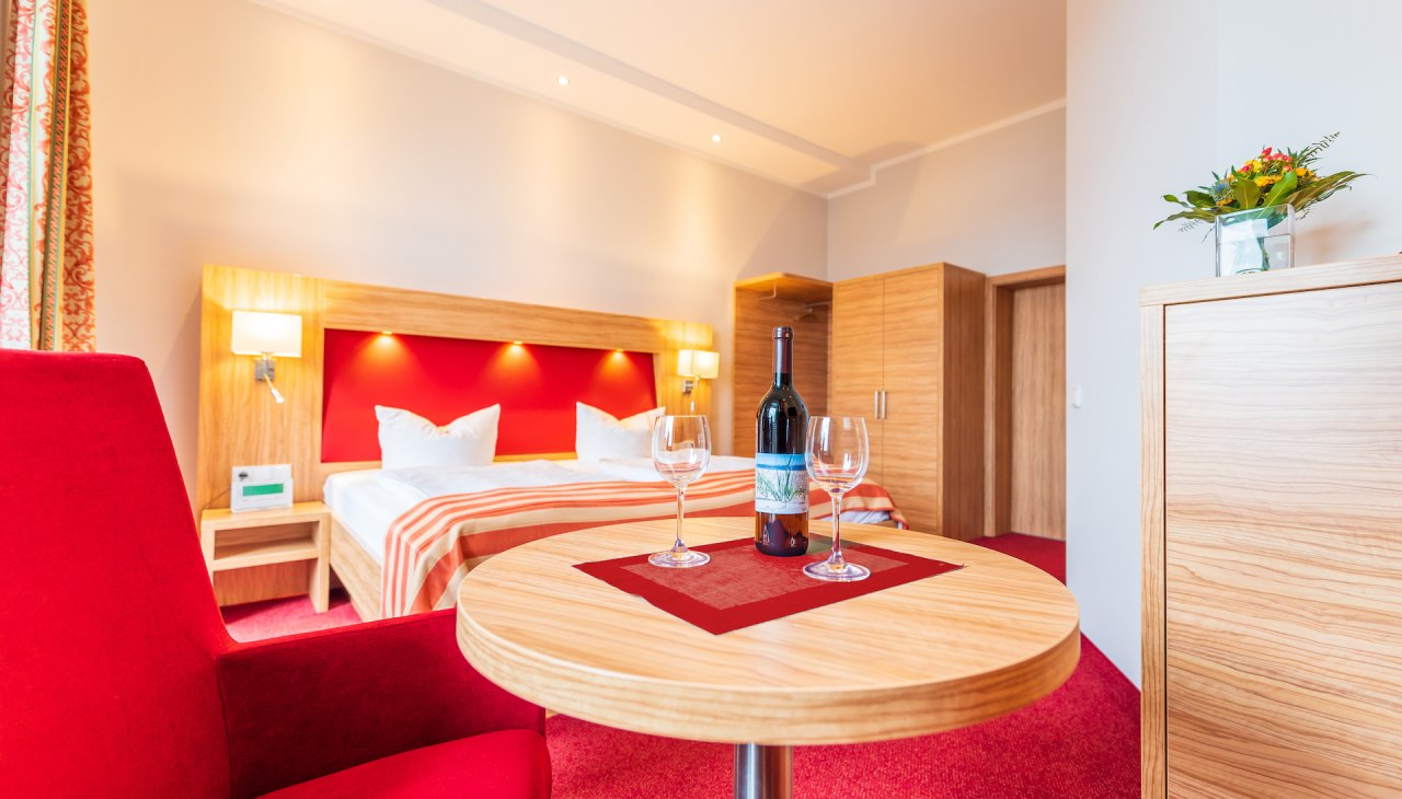 Unsere gem&uuml;tlichen Zimmer verf&uuml;gen &uuml;ber direkten oder seitlichen Meerblick., &copy; Strandhotel zur Promenade