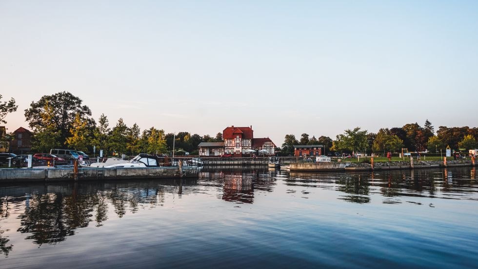 De haven in Loitz met zijn kristalblauwe water is de perfecte plek om even op adem te komen na een lange dag op het water // © MV-T/WorldonaBudget De haven in Loitz met zijn kristalblauwe water is de perfecte plek om even op adem te komen na een lange dag op het water // © MV-T/WorldonaBudget