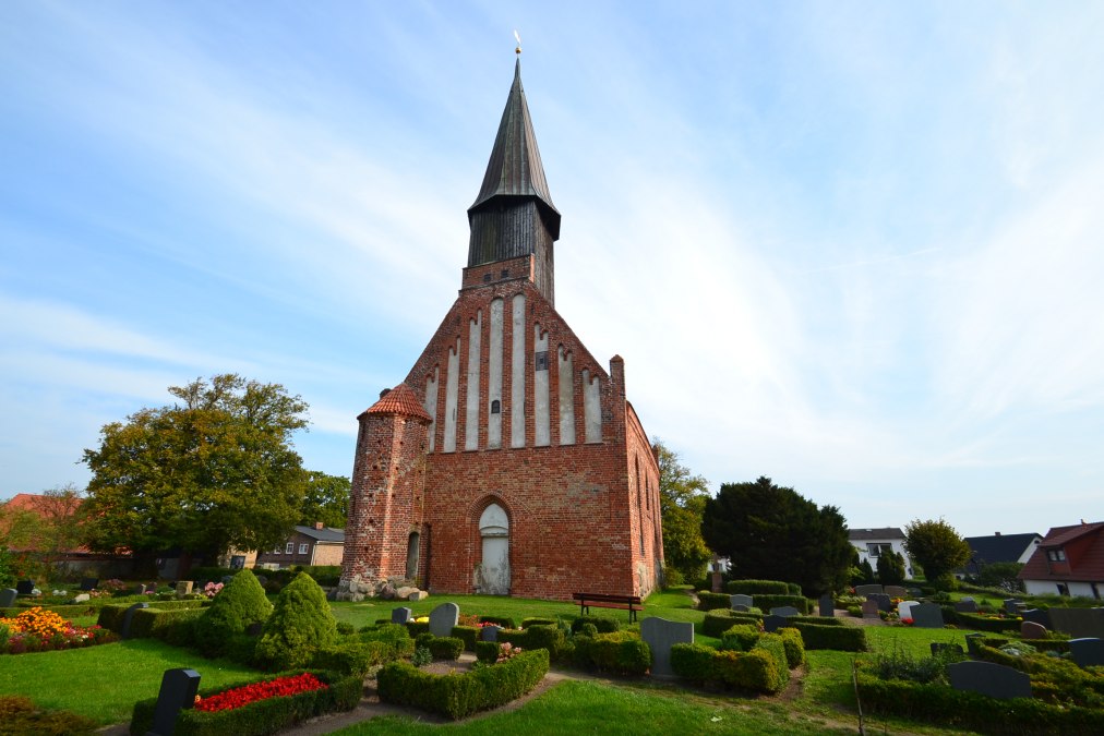 St. Johannes Kirche Schaprode mit Friedhof, © Tourismuszentrale Rügen St. Johannes Kirche Schaprode mit Friedhof, © Tourismuszentrale Rügen