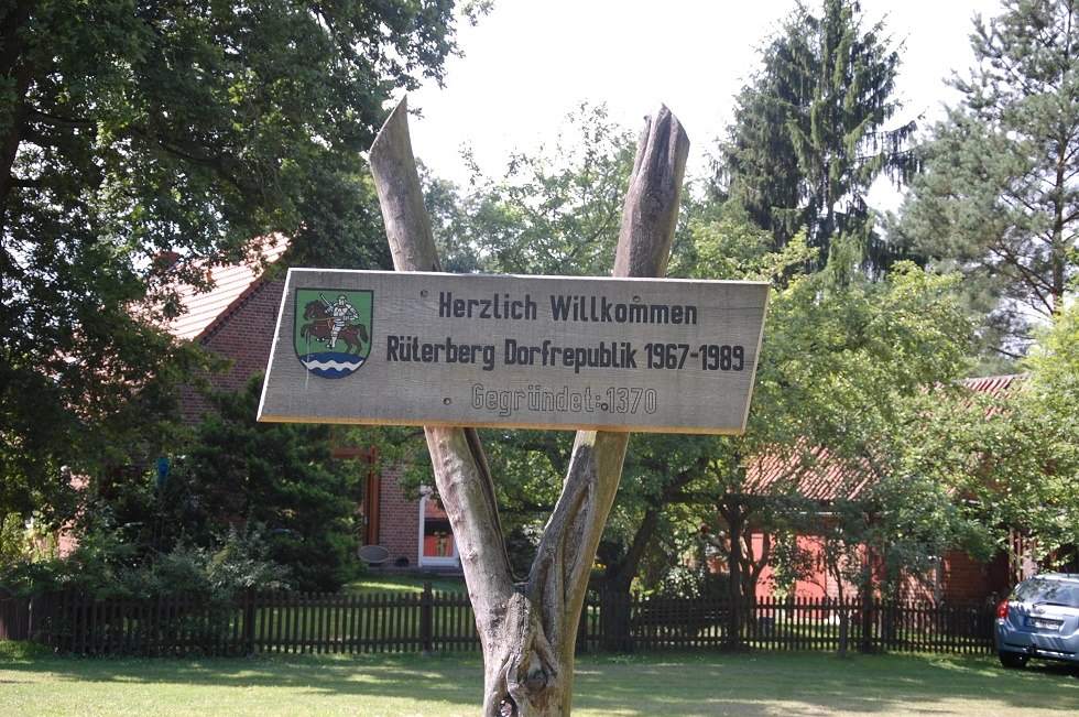 Ein Hinweisschild begr&uuml;&szlig;t die Besucher in der Dorfrepublik R&uuml;terberg // &copy; Gabriele Skorupski
