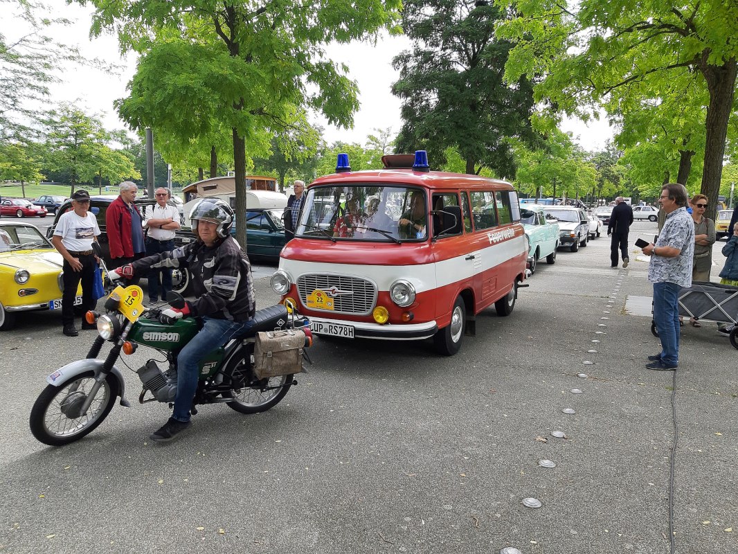 Das Fahrzeugfeld zur Ausfahrt ist bunt gemischt.  Hier ein startbereites Simson SR 51 mit einem BARKAS B1000 im Feuerwehr-Look // &copy; M. Brandt