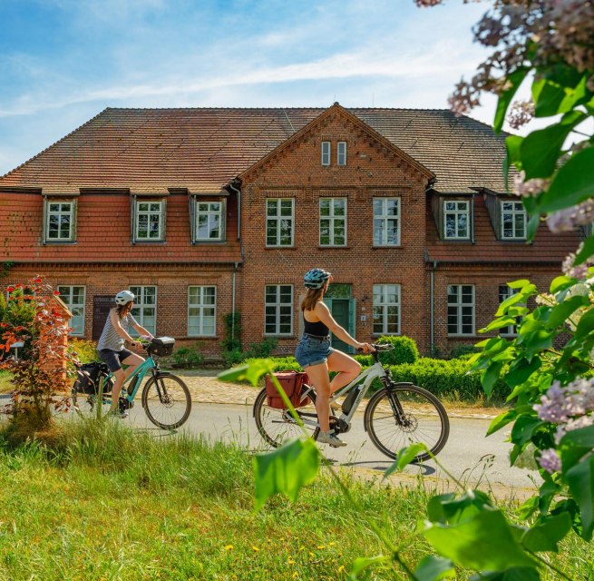 Historische Sch&ouml;nheiten mit dem Fahrrad erleben // &copy; MV-T/Tiemann