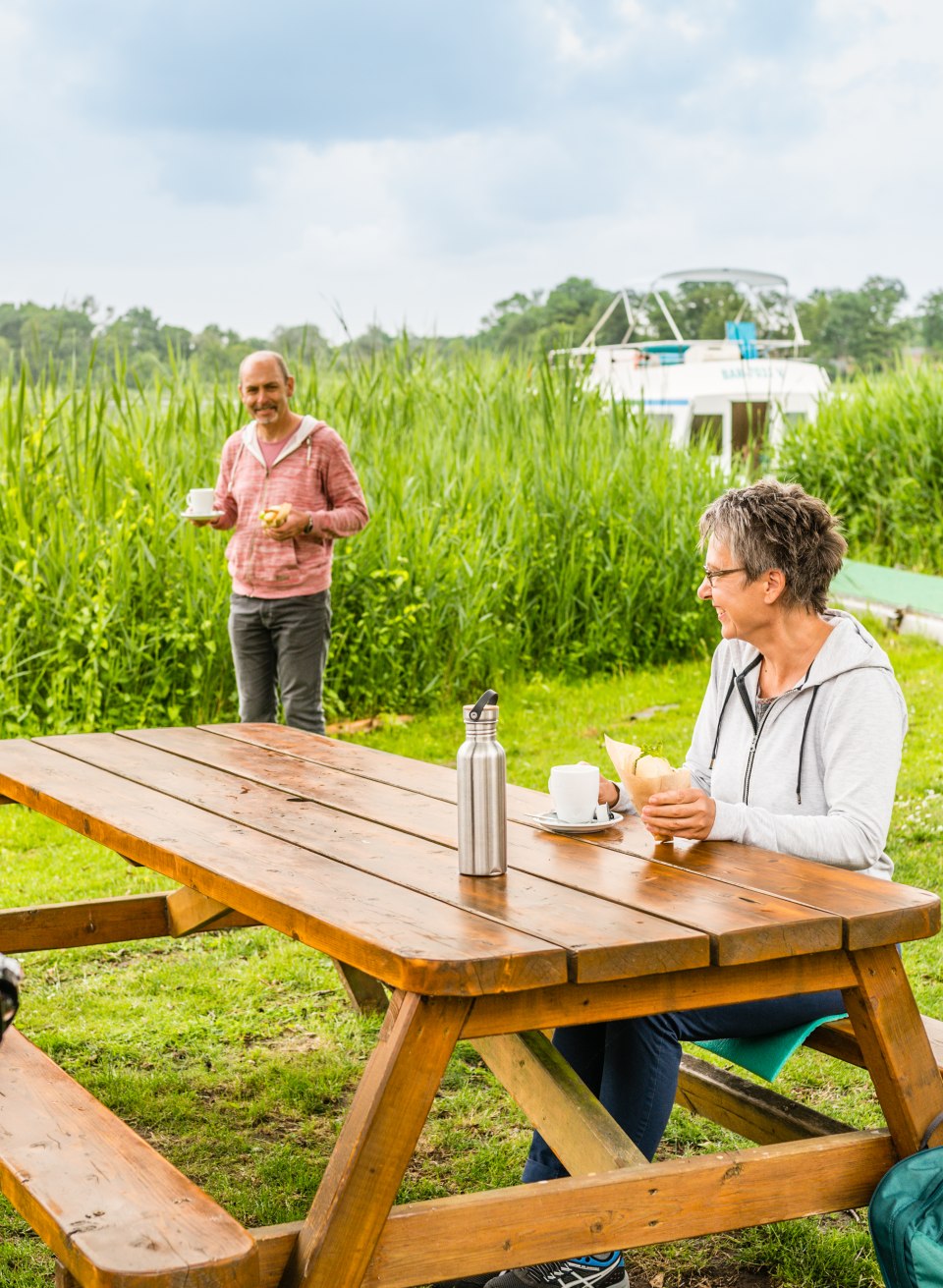 Een stel dat een broodje vis eet bij de snackbar naast de brug van het Ahrensberg huis