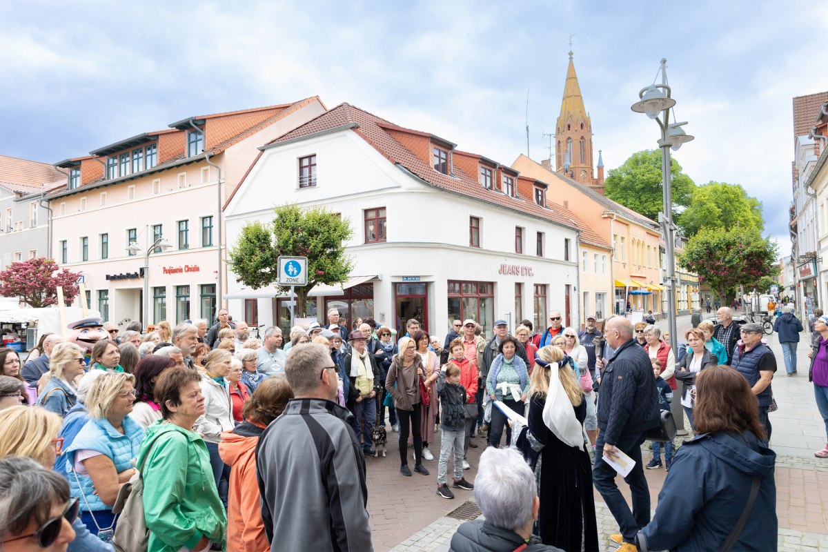 gro&szlig;er Andrang zur Stadtf&uuml;hrung mit dem B&uuml;rgermeister und Herzogin Anna // &copy; Antje Fr&ouml;hlich