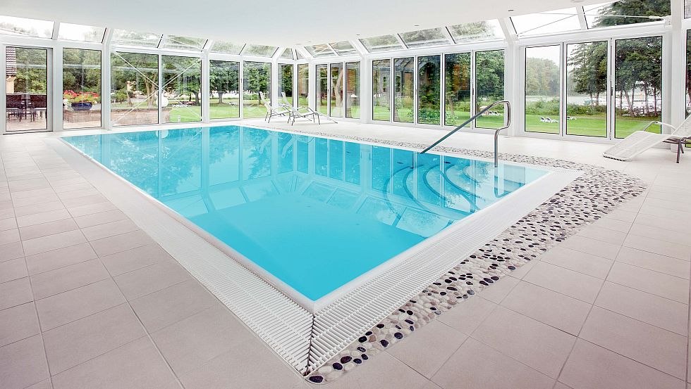 Vom Schwimmbad aus bietet sich ein fantastischer Blick auf den Park, den Uferbereich und die weite Wasserfl&auml;che des Sees. // &copy; Seehotel Frankenhorst