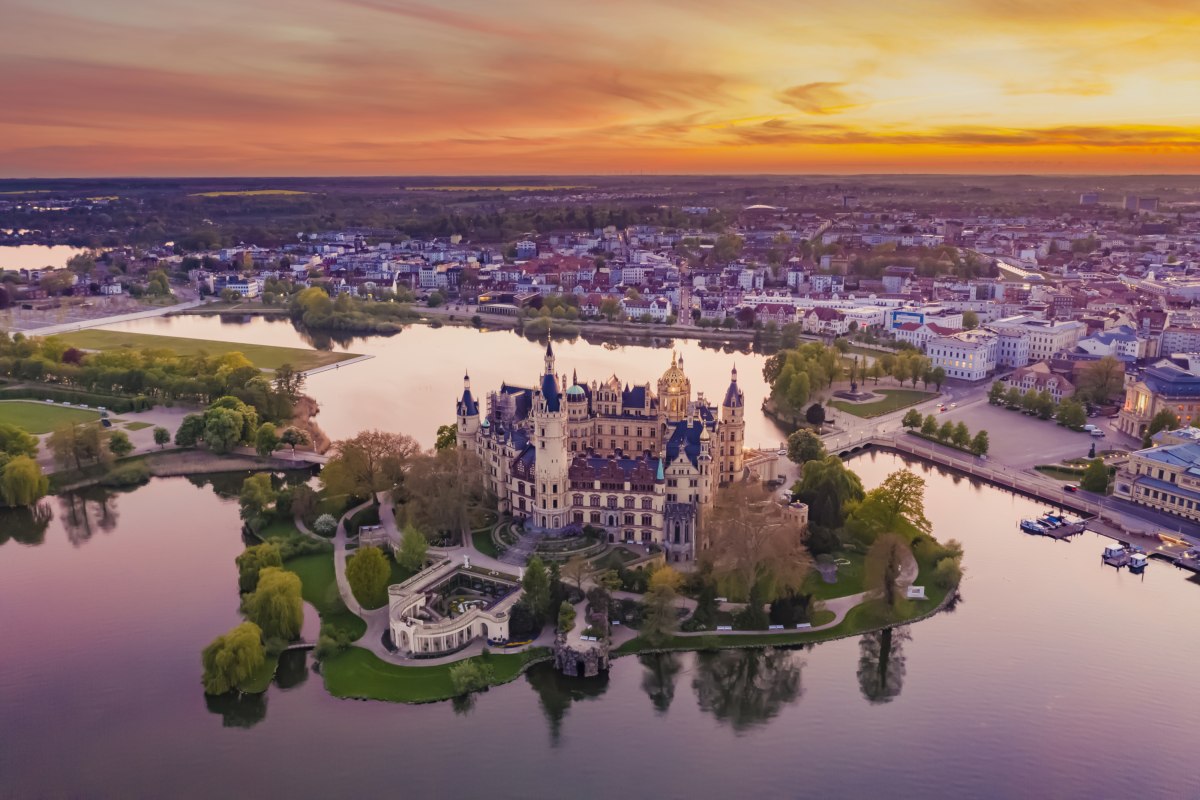 Traumhafte Lage: Schloss Scherin auf einer kleinen Insel im Schweriner See // © SSGK MV / Timm Allrich Traumhafte Lage: Schloss Scherin auf einer kleinen Insel im Schweriner See // © SSGK MV / Timm Allrich