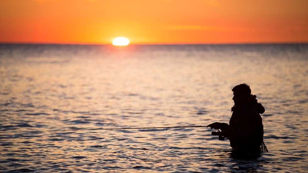 Pure idylle - wadend vissen in de Baltische Zee bij zonsondergang // &copy; MV-T/L&auml;ufer