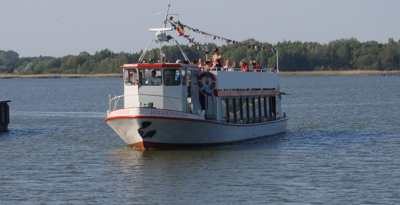 Linien- und Rundfahrten ab Ribnitz, Dierhagen und Wustrow // &copy; Fahrgastbetrieb Kruse u. Vo&szlig;