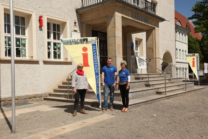 Mitarbeiter der Touristinformation vor dem Rathaus der Hansestadt Anklam // © Photo-Atelier Th. Wiencke Mitarbeiter der Touristinformation vor dem Rathaus der Hansestadt Anklam // © Photo-Atelier Th. Wiencke