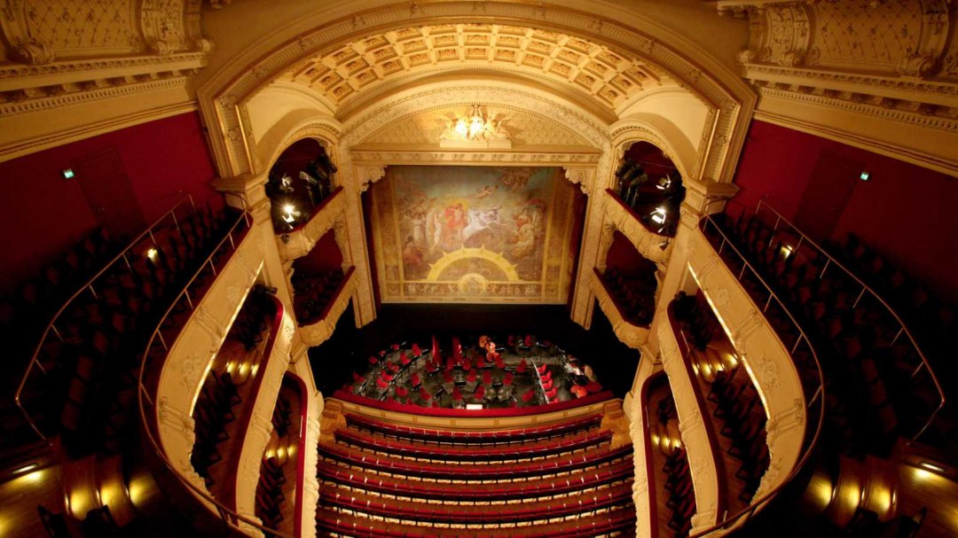 Blick von den oberen R&auml;ngen in den Zuschauerraum und auf die B&uuml;hne des Gro&szlig;en Hauses des Mecklenburgischen Staatstheaters in Schwerin., &copy; Mecklenburgisches Staatstheater