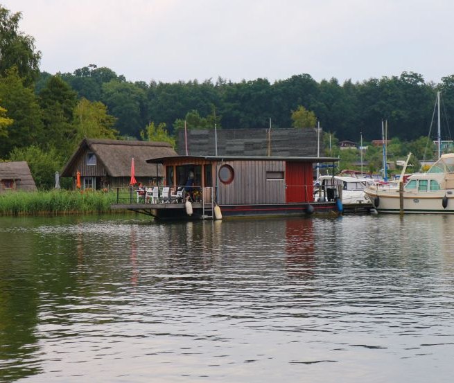 Ein Hausboot steht auf dem Heidensee in Schwerin. Der Heidensee liegt zwischen dem Schweriner See und dem Ziegelsee. // &copy; MV-T/Sebastian Hugo Witzel