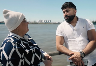 Sulaiman Tadmory im Gespräch mit seiner Mutter in ihrer neuen Heimatstadt Hamburg, © Sulaiman Tadmory Sulaiman Tadmory im Gespräch mit seiner Mutter in ihrer neuen Heimatstadt Hamburg, © Sulaiman Tadmory