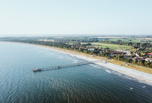 Feiner Sandstrand bis zum Horizont, das gr&uuml;n-blau-gelbe Binnenland und die Seebr&uuml;cke z&auml;hlen zu den Markenzeichen des Ostseebads Boltenhagen. // &copy; MV-T/Friedrich