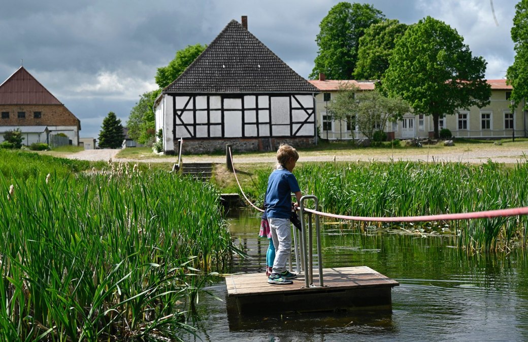 Mit dem Floß über den Teich im Gutspark Schlatkow, © WERK Gut WOHNEN Schlatkow Mit dem Floß über den Teich im Gutspark Schlatkow, © WERK Gut WOHNEN Schlatkow