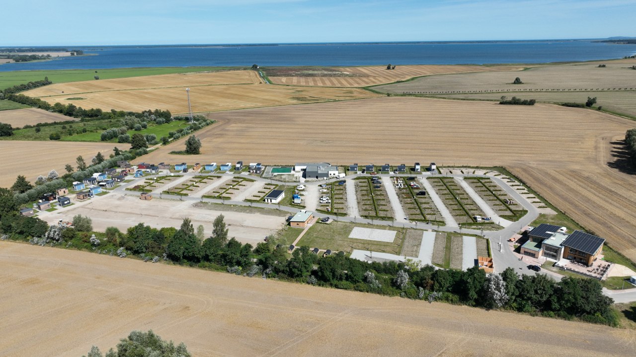 Das Prima Camping Resort Boddenblick aus der Luft am Bodden // &copy; Prima Camping Resort Boddenblick