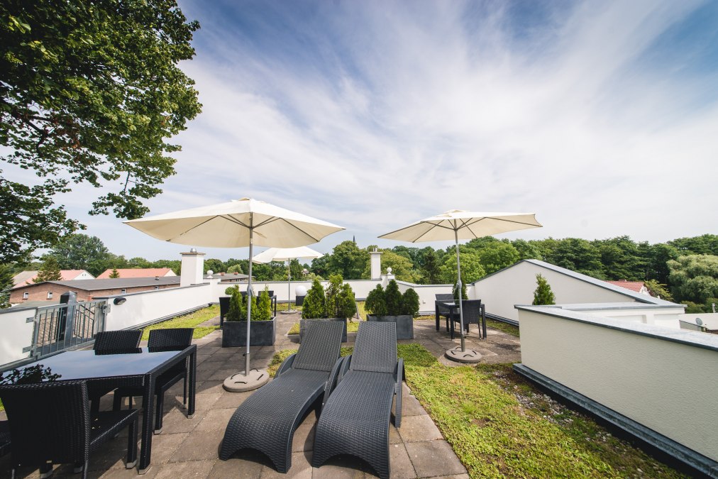 Die Dachterrasse der Gutshauses Krummin bietet einen einzigartigen Blick über das Dorf und steht allen Gästen ganzjährig zur Verfügung., © Gutshaus Krummin / Matthias Friel