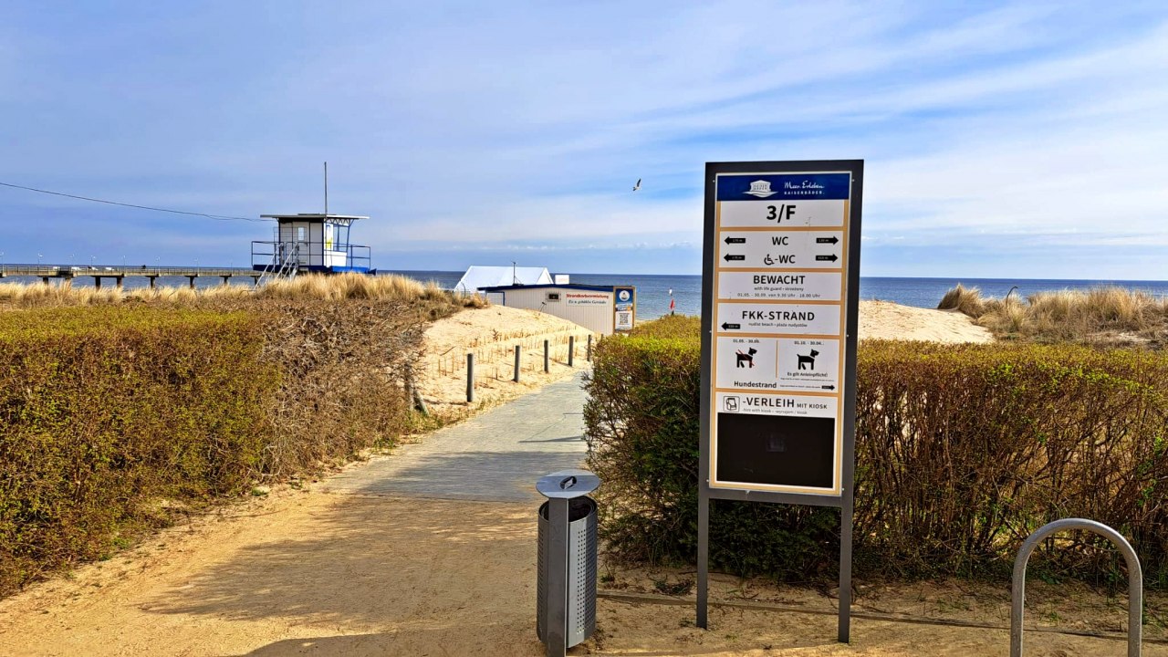 Strandzugang 3/F in Bansin auf Usedom mit Beschilderung und Weg durch die D&uuml;nen zum Strandbereich an der Strandbar am Turm 9 zwischen Seebr&uuml;cke und Konzertmuschel // &copy; Stachow Unseld GbR