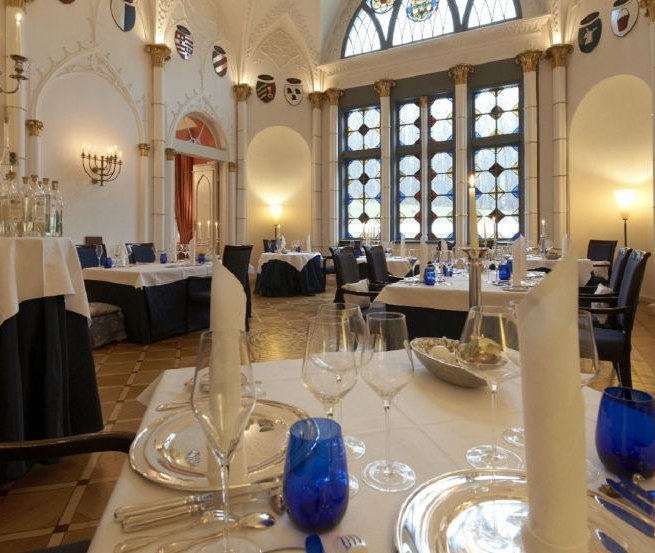Kulinarische Hochgen&uuml;sse - Gourmetrestaurant im Wappensaal des Schlosshotels Burg Schlitz // &copy; Schlosshotel Burg Schlitz/Petra St&uuml;ning Photografie