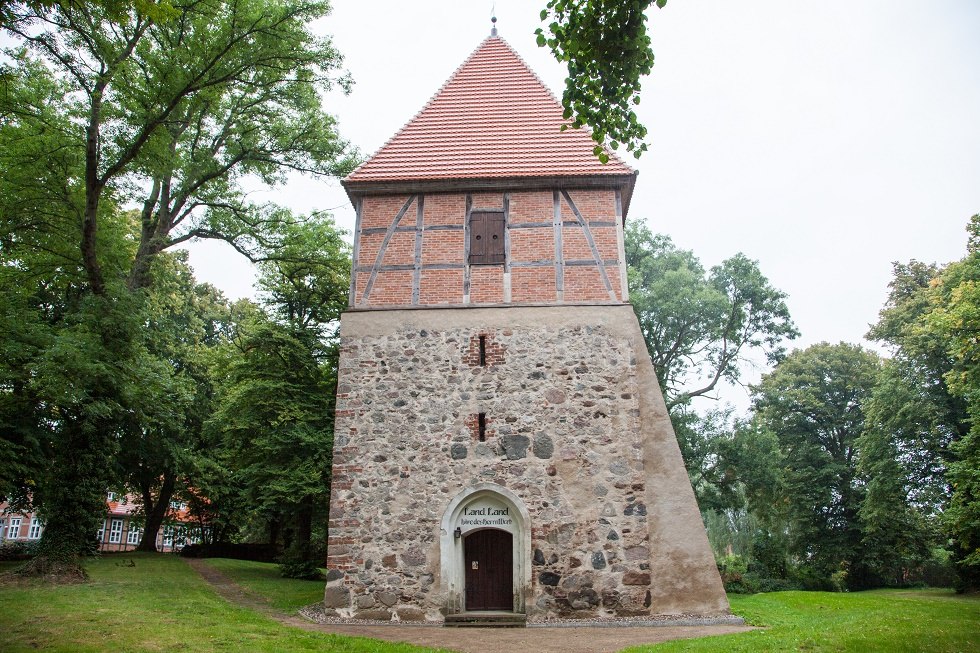 Turmseite der Kirche // © Frank Burger Turmseite der Kirche // © Frank Burger