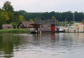Ein Hausboot steht auf dem Heidensee in Schwerin. Der Heidensee liegt zwischen dem Schweriner See und dem Ziegelsee. // &copy; MV-T/Sebastian Hugo Witzel