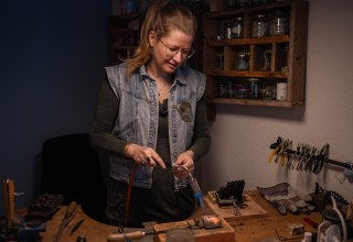 Herontwerp van sieraden: Ik smelt je oude goud om en maak een nieuw sieraad voor je. // © Jessica Bröckl Herontwerp van sieraden: Ik smelt je oude goud om en maak een nieuw sieraad voor je. // © Jessica Bröckl