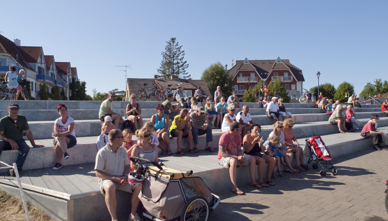 Der Zingster Hafen - idealer Ort um die Seele baumeln zu lassen. Hafenkonzerte sorgen hier für Unterhaltung., © Frank Burger Der Zingster Hafen - idealer Ort um die Seele baumeln zu lassen. Hafenkonzerte sorgen hier für Unterhaltung., © Frank Burger