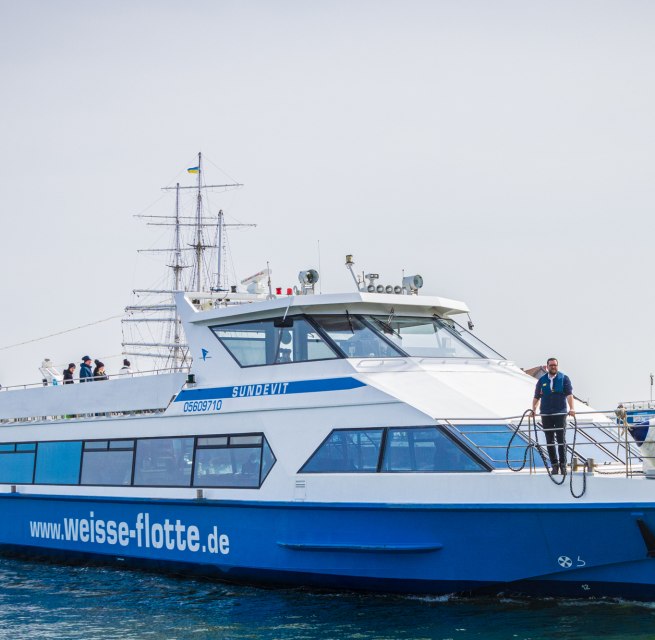 Das Wahrzeichen der Insel Hiddensee.
Kommt man zur Insel Hiddensee, so kommt man an ihm einfach nicht vorbei: dem Leuchtturm Dornbuch! // &copy; Wei&szlig;e Flotte GmbH