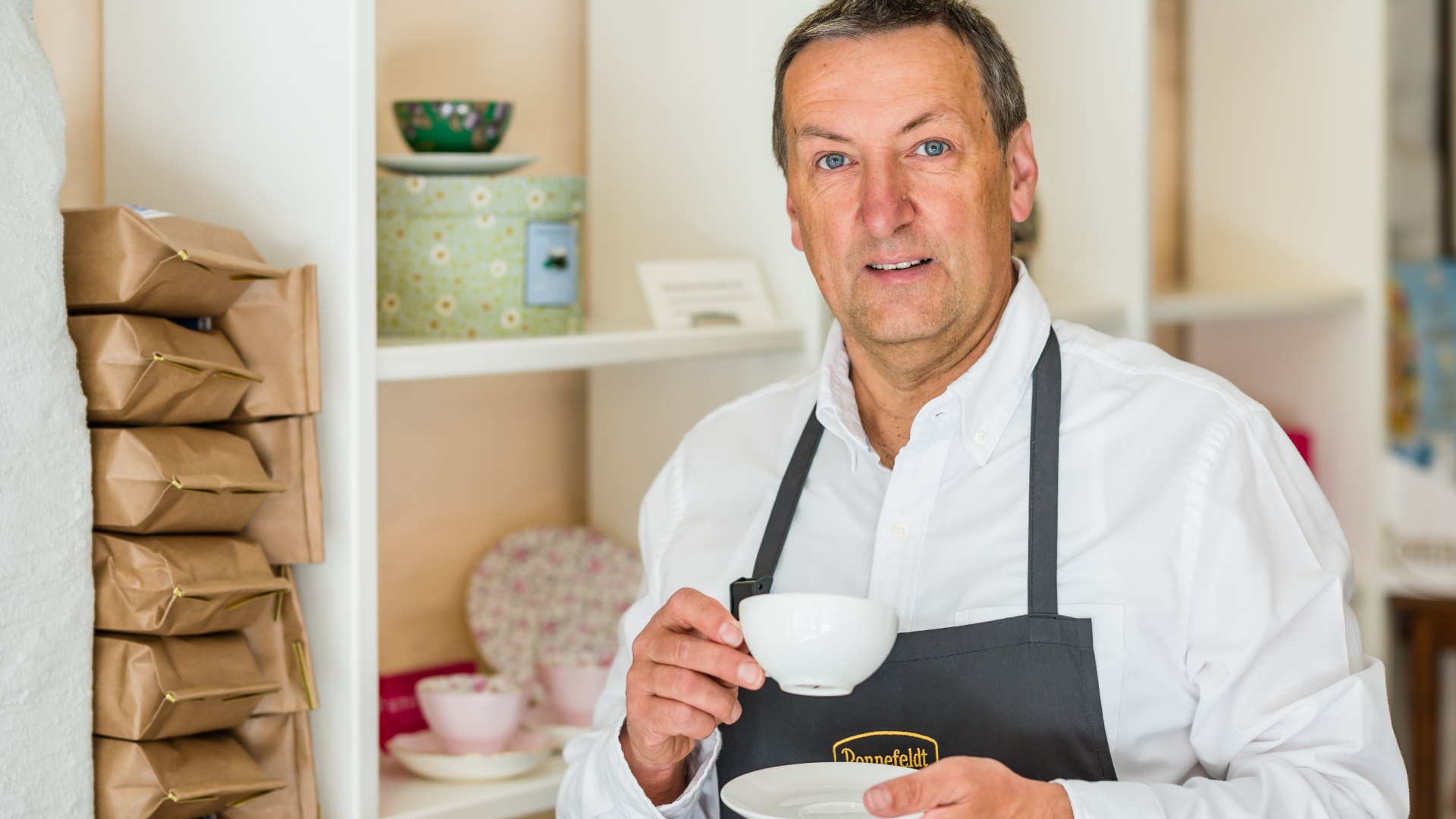 Der Tee, den Dirk Möller in seiner „Tea Boutique“ ausschenkt (und gern auch selbst trinkt) ist von feinster Qualität. Wer will, bekommt Scones mit Clotted Cream dazu., © TMV/Tiemann Der Tee, den Dirk Möller in seiner „Tea Boutique“ ausschenkt (und gern auch selbst trinkt) ist von feinster Qualität. Wer will, bekommt Scones mit Clotted Cream dazu., © TMV/Tiemann