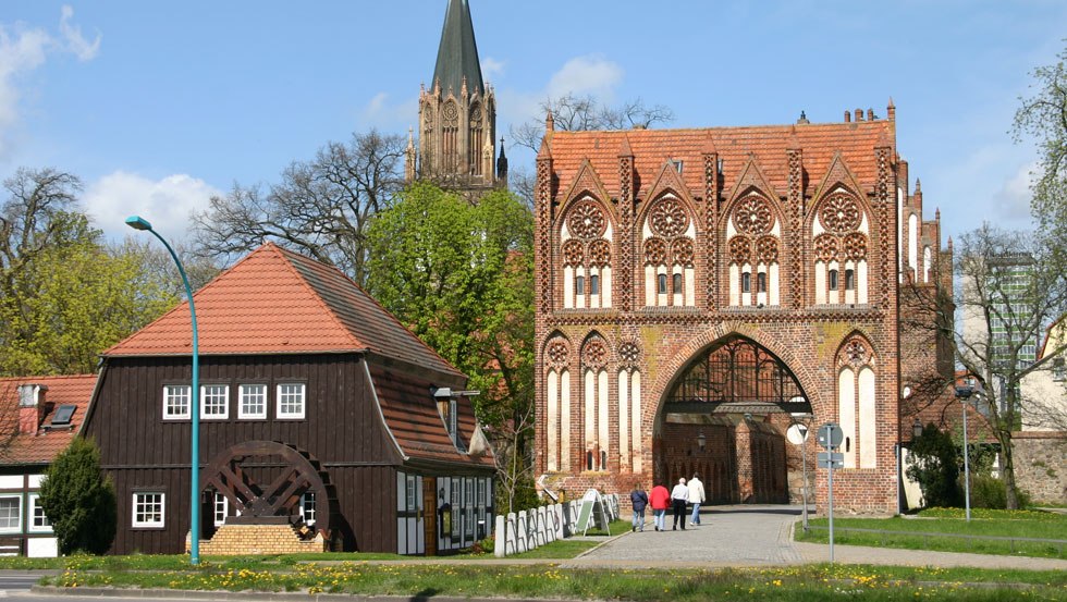 Das prunktvolle Stargarder Tor hei&szlig;t die G&auml;ste in Neubrandenburg willkommen // &copy; Stadt Neubrandenburg