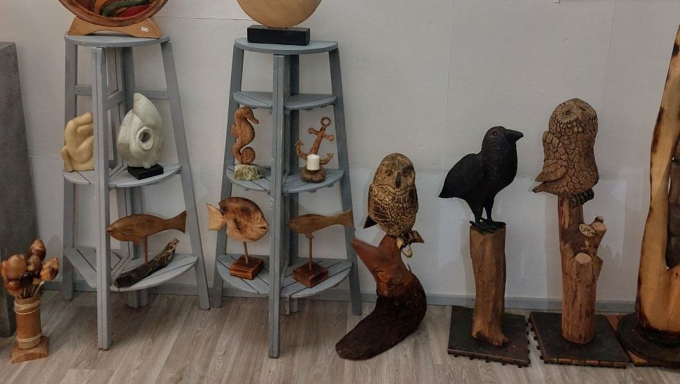 Auswahl an Arbeiten in der Galerie KD-Holzkunst in K&uuml;hlungsborn, &copy; KD-Meyer